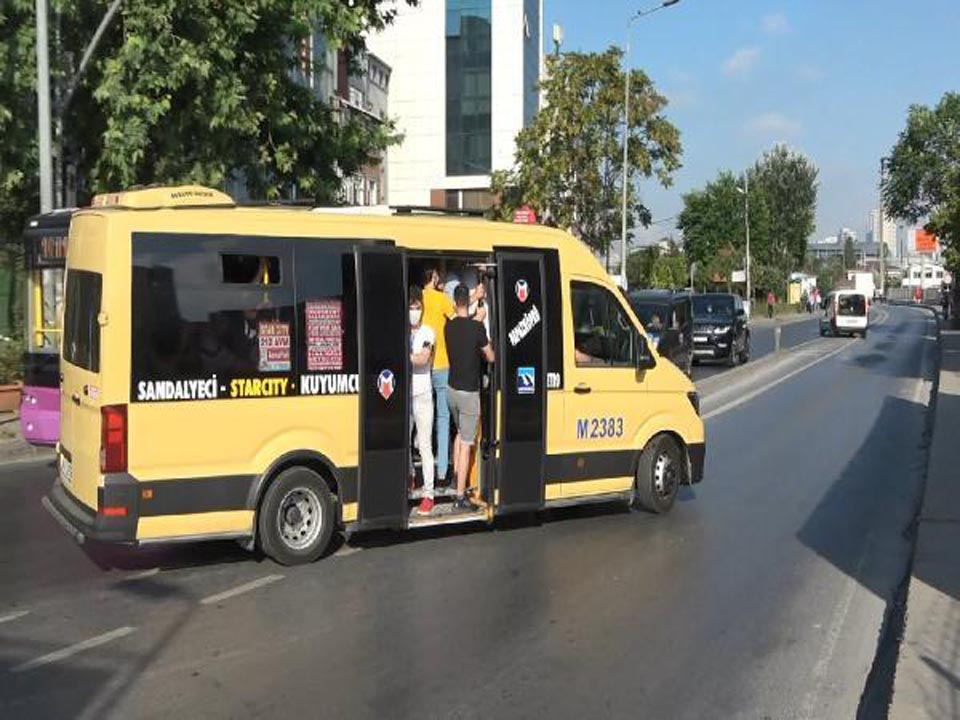 İstanbul'da akıl almaz görüntüler! Araçlardan sarkarak yolculuk yaptılar 5