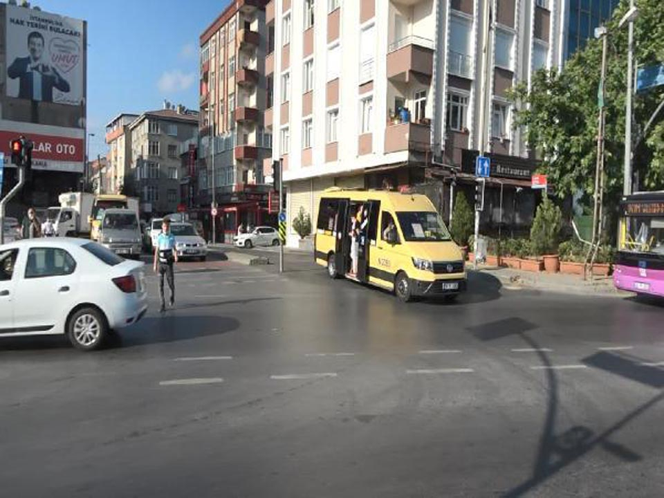 İstanbul'da akıl almaz görüntüler! Araçlardan sarkarak yolculuk yaptılar 6