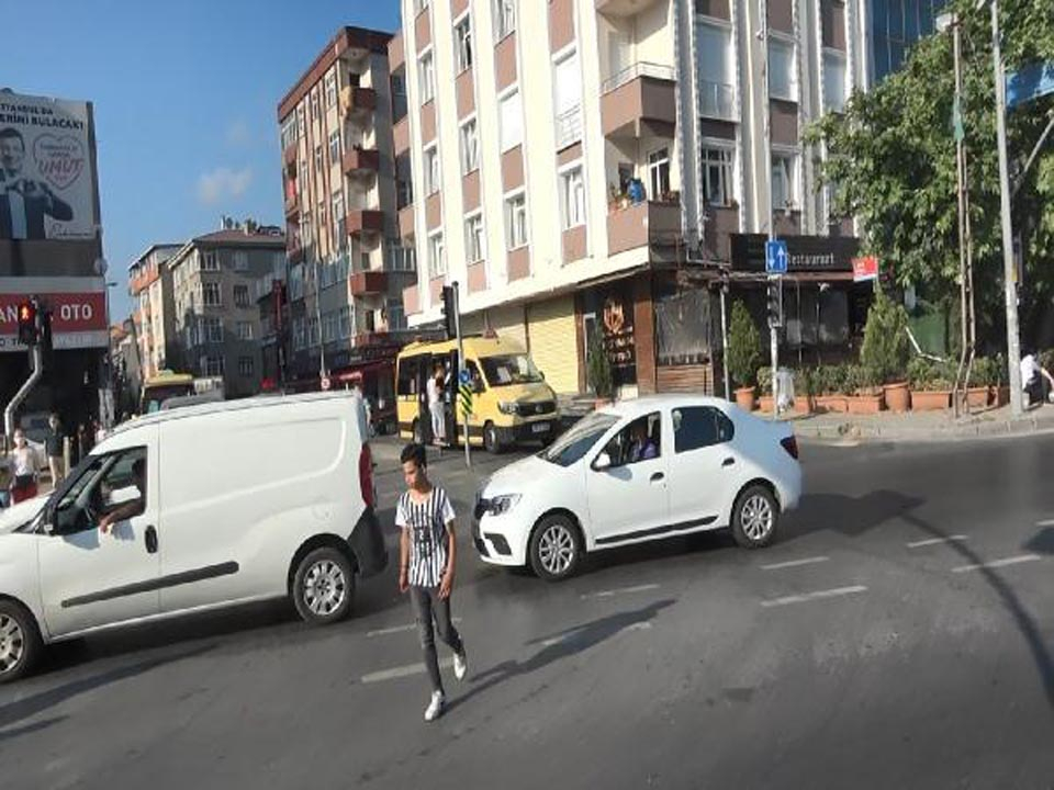 İstanbul'da akıl almaz görüntüler! Araçlardan sarkarak yolculuk yaptılar 7