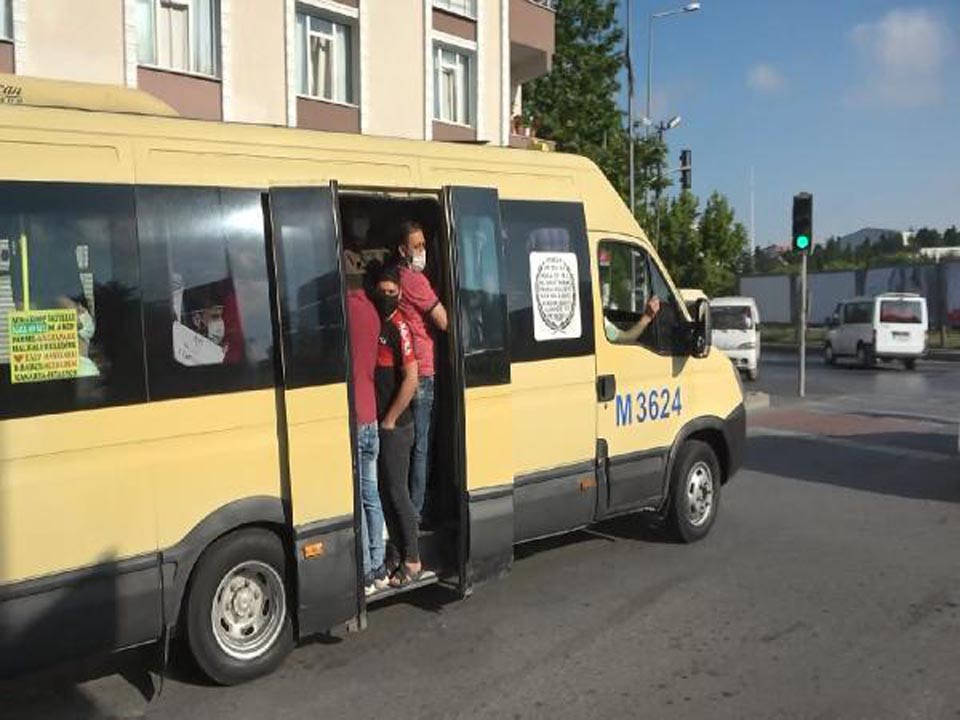 İstanbul'da akıl almaz görüntüler! Araçlardan sarkarak yolculuk yaptılar 8