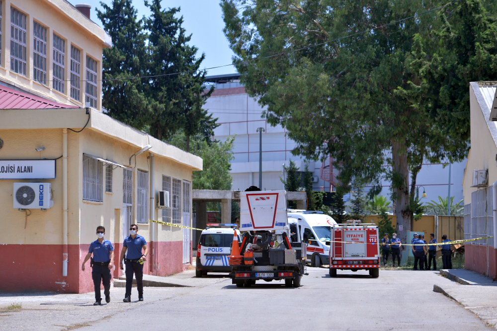 Mersin'de lisede şiddetli patlama: 2 öğretmen yaralandı 10