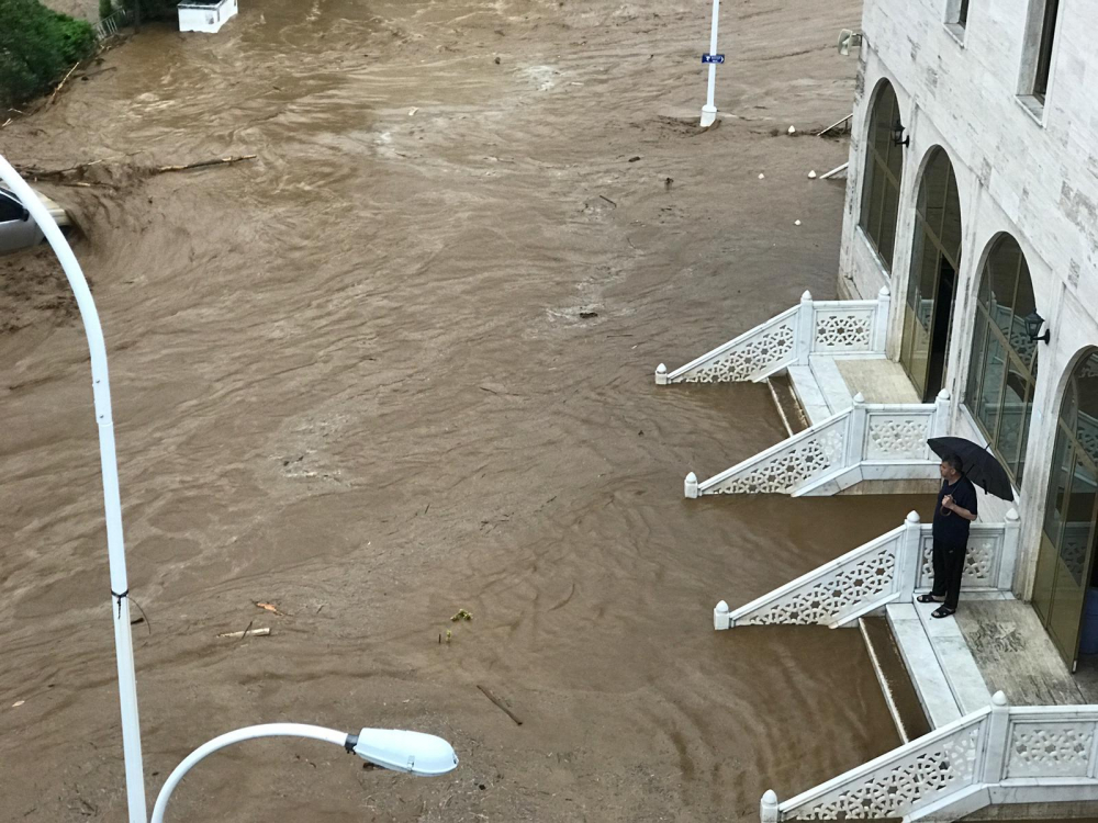 Rize'de hayat sağanak nedeniyle felç oldu! 1