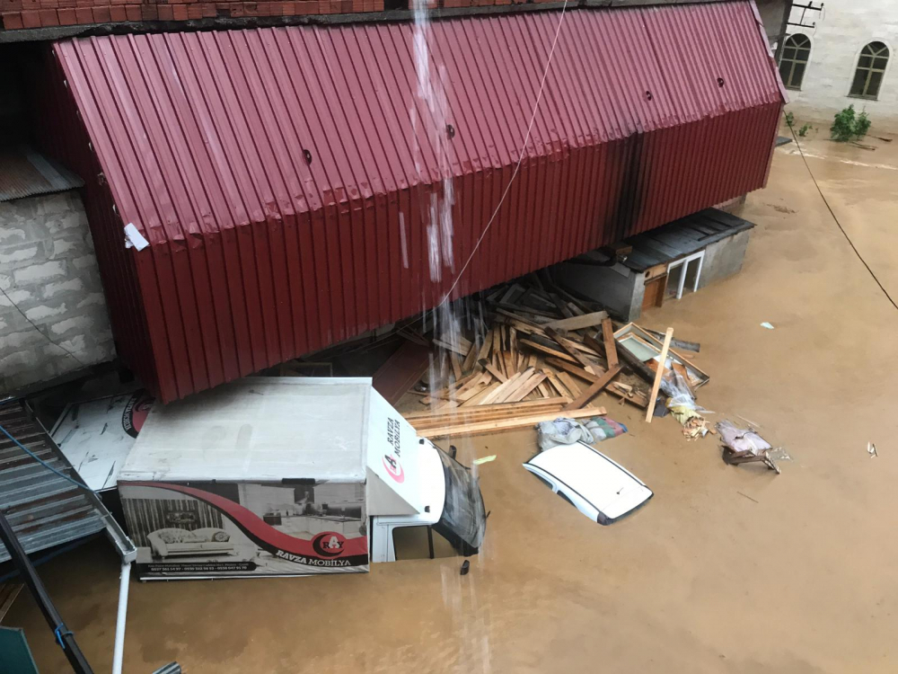 Rize'de hayat sağanak nedeniyle felç oldu! 2