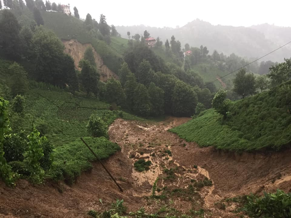 Rize'de hayat sağanak nedeniyle felç oldu! 5