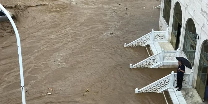 Rize'de hayat sağanak nedeniyle felç oldu!