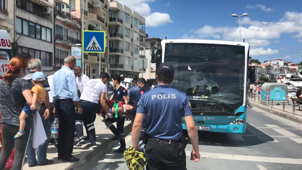 Telefonla konuşan otobüs şoförü, yaya geçidindeki kadına çarptı 3