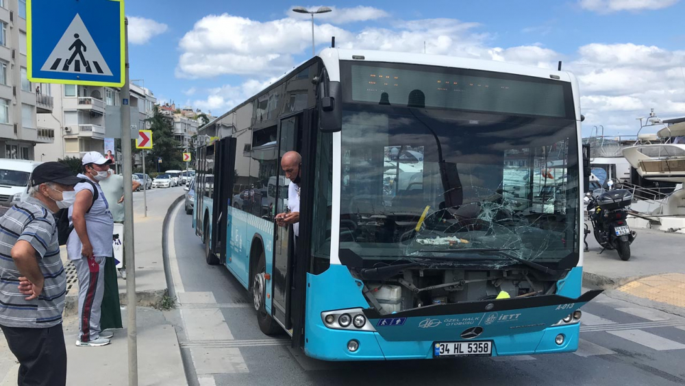 Telefonla konuşan otobüs şoförü, yaya geçidindeki kadına çarptı 4