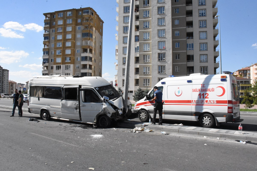 Mesaiden dönüyorlardı! İşçi servisinde bulunan çok sayıda kişi yaralandı 1