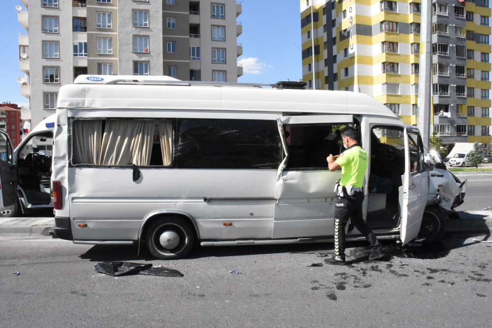 Mesaiden dönüyorlardı! İşçi servisinde bulunan çok sayıda kişi yaralandı 6