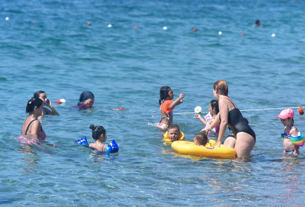 Antalya'da vatandaşlar sahile akın etti! Mesafe ve maske yok sayıldı 3