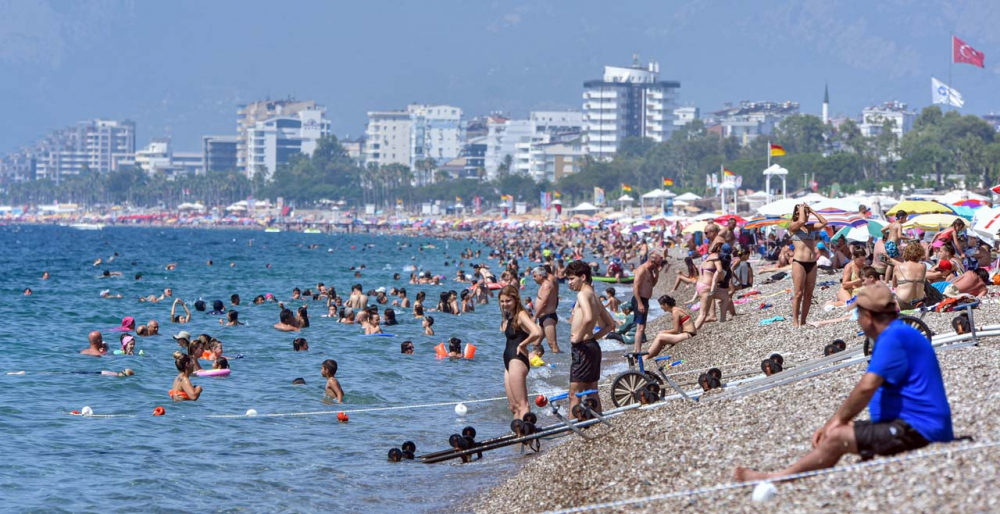 Antalya'da vatandaşlar sahile akın etti! Mesafe ve maske yok sayıldı 5