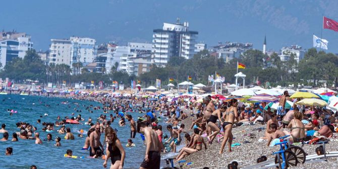 Antalya'da vatandaşlar sahile akın etti! Mesafe ve maske yok sayıldı