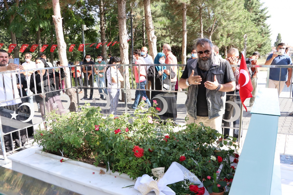 15 Temmuz şehidi Ömer Halisdemir, kabri başında anıldı! 1