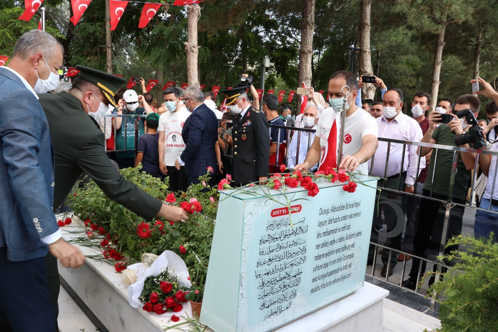 15 Temmuz şehidi Ömer Halisdemir, kabri başında anıldı! 11