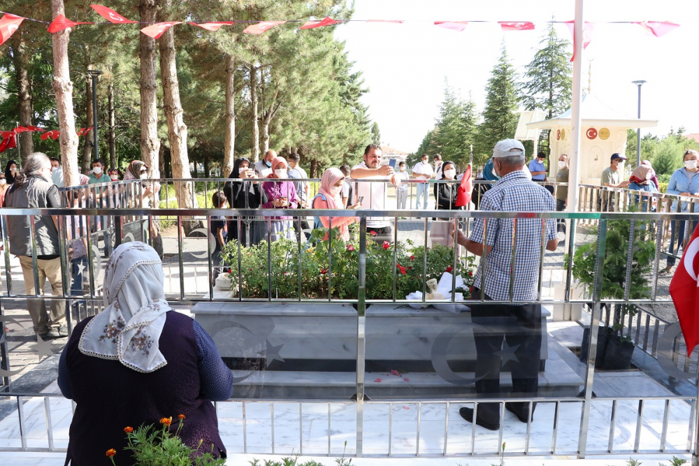 15 Temmuz şehidi Ömer Halisdemir, kabri başında anıldı! 3