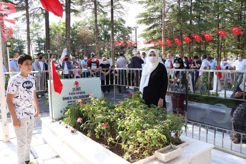 15 Temmuz şehidi Ömer Halisdemir, kabri başında anıldı! 4