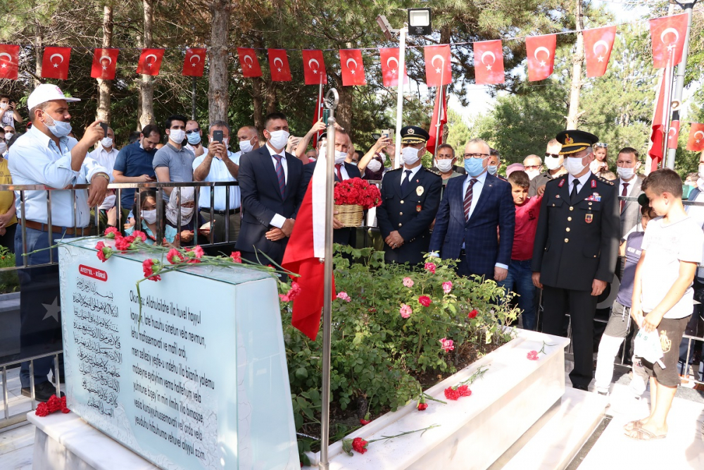 15 Temmuz şehidi Ömer Halisdemir, kabri başında anıldı! 5