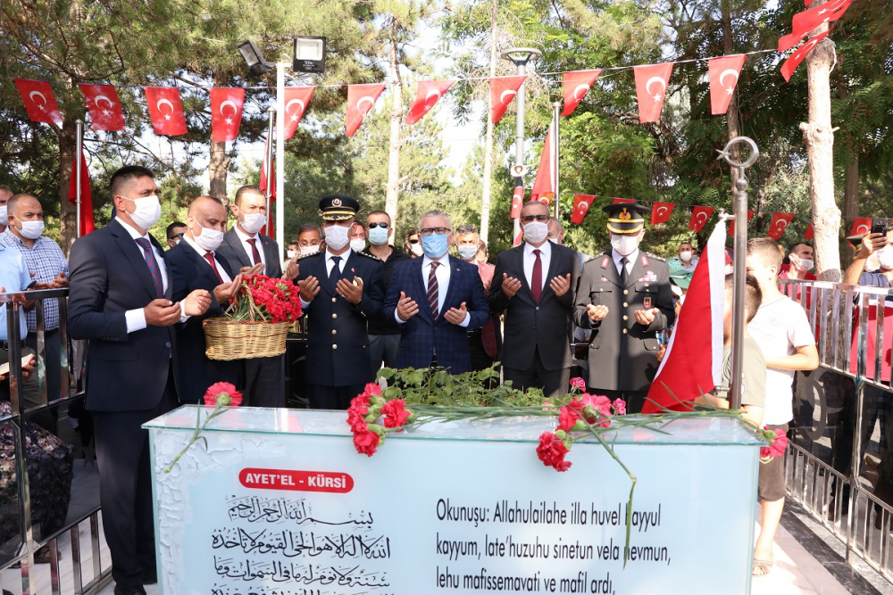 15 Temmuz şehidi Ömer Halisdemir, kabri başında anıldı! 7