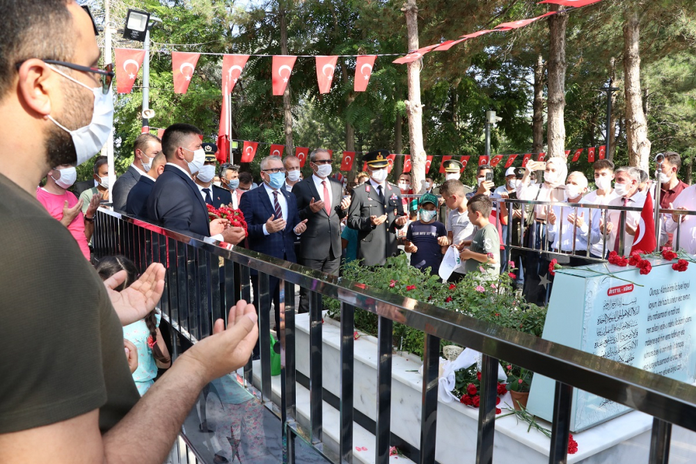 15 Temmuz şehidi Ömer Halisdemir, kabri başında anıldı! 8