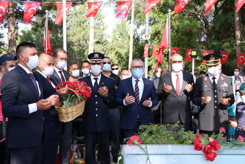 15 Temmuz şehidi Ömer Halisdemir, kabri başında anıldı! 9