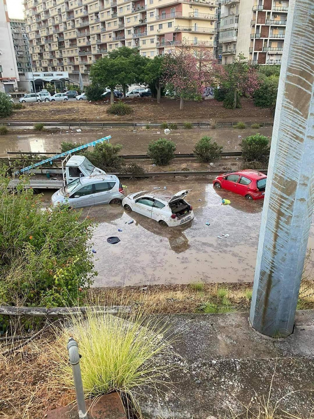 Ünlü yönetmen paylaştı! Kenti sel vurdu 2 kişi öldü 8