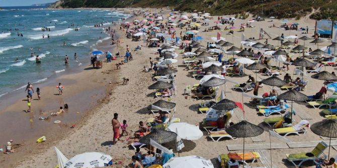 Şile plajları doldu taştı! Vatandaşlara sosyal mesafe ve maske uyarısı yapıldı