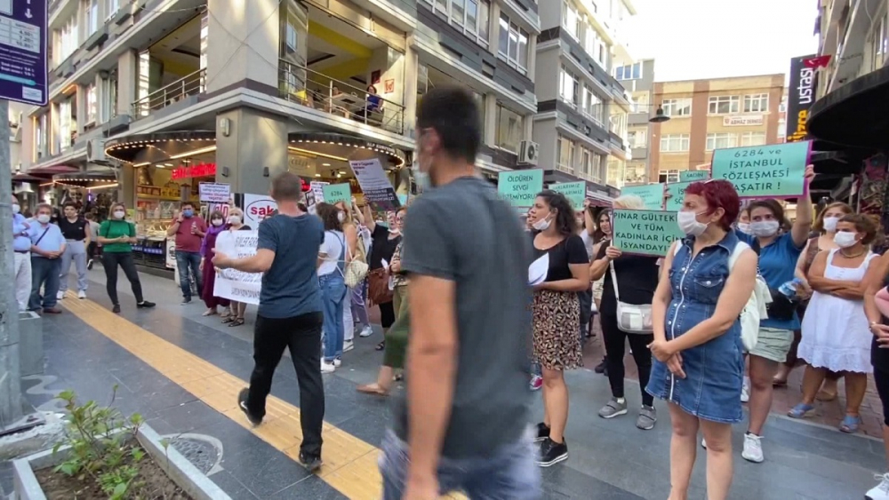 Pınar Gültekin cinayetini protesto eden kadınlara laf atan adama vatandaşlardan tepki 1