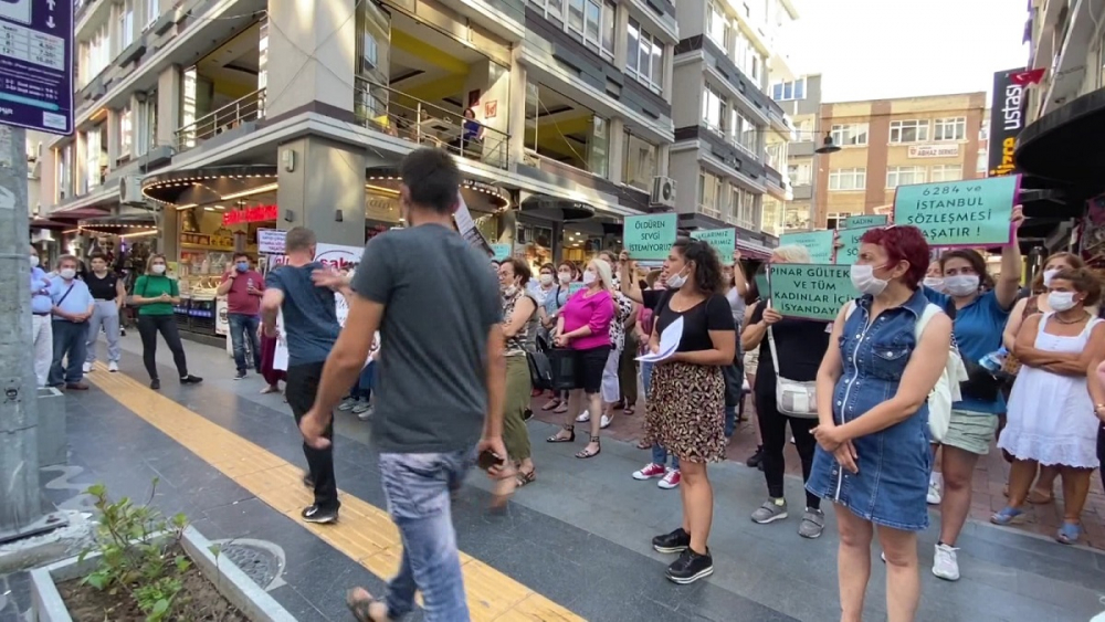 Pınar Gültekin cinayetini protesto eden kadınlara laf atan adama vatandaşlardan tepki 2