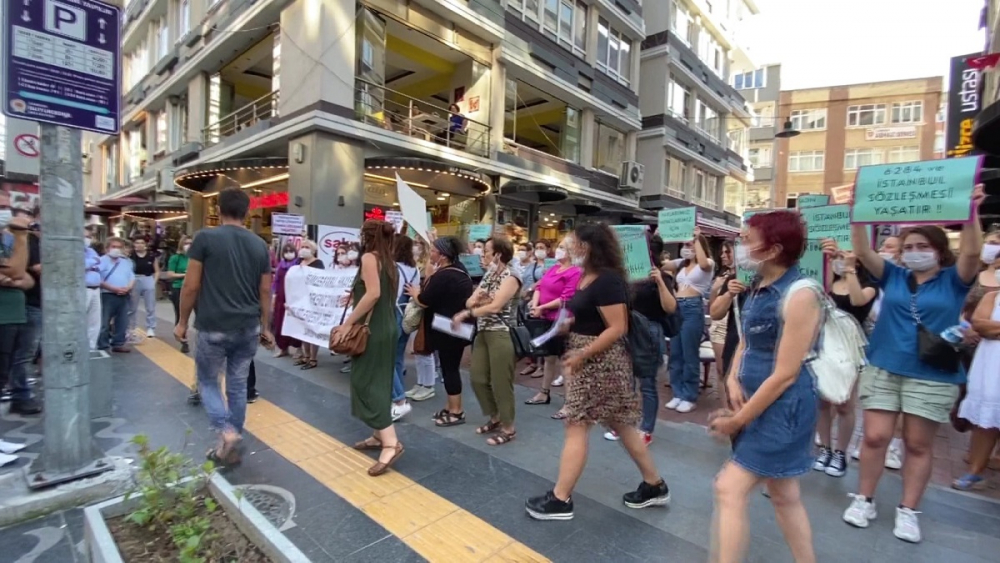 Pınar Gültekin cinayetini protesto eden kadınlara laf atan adama vatandaşlardan tepki 4