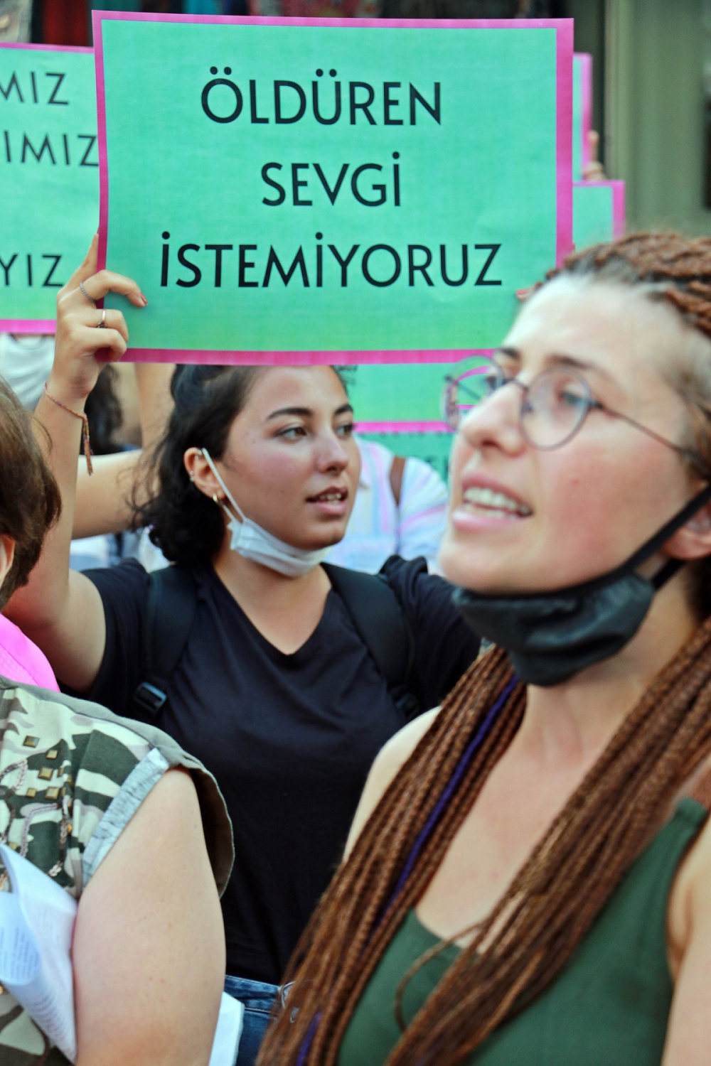 Pınar Gültekin cinayetini protesto eden kadınlara laf atan adama vatandaşlardan tepki 7