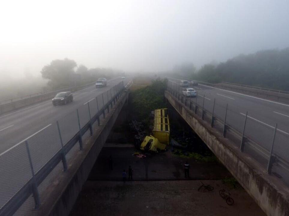 Sabah saatlerinde feci kaza! Biber yüklü TIR köprüden uçtu 2