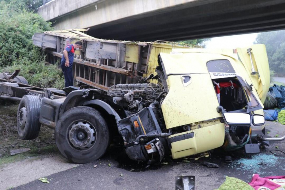 Sabah saatlerinde feci kaza! Biber yüklü TIR köprüden uçtu 4