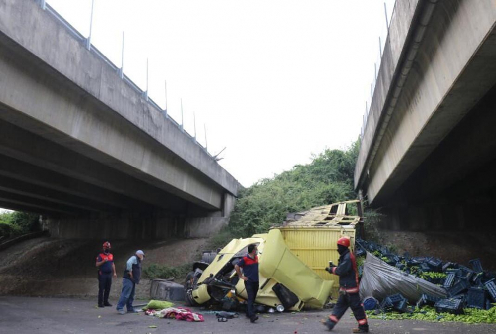 Sabah saatlerinde feci kaza! Biber yüklü TIR köprüden uçtu 5