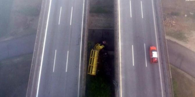 Sabah saatlerinde feci kaza! Biber yüklü TIR köprüden uçtu