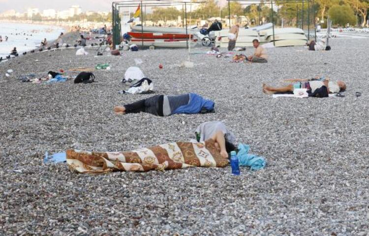 Antalya'da şaşırtan görüntü! Sıcaktan bunalan vatandaşlar Konyaaltı Sahili'nde sabahladı 1