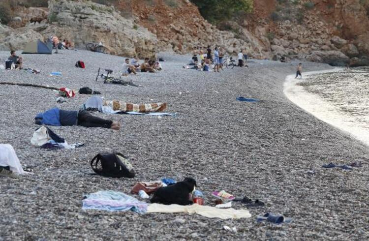 Antalya'da şaşırtan görüntü! Sıcaktan bunalan vatandaşlar Konyaaltı Sahili'nde sabahladı 11