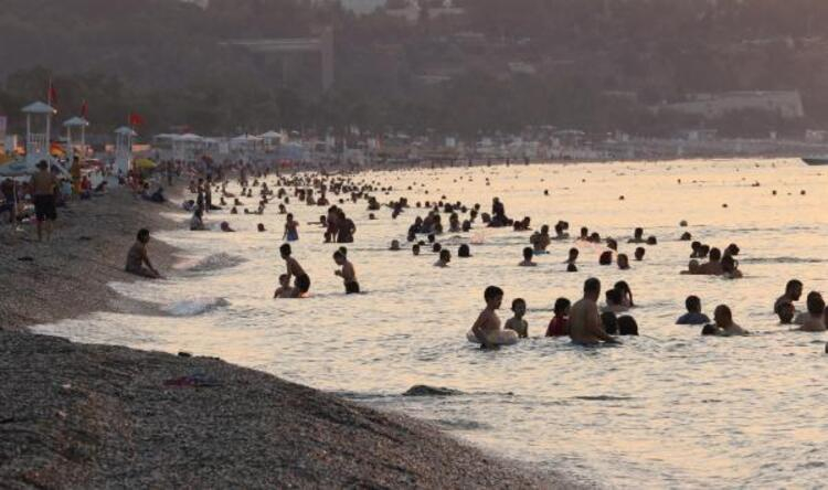 Antalya'da şaşırtan görüntü! Sıcaktan bunalan vatandaşlar Konyaaltı Sahili'nde sabahladı 12