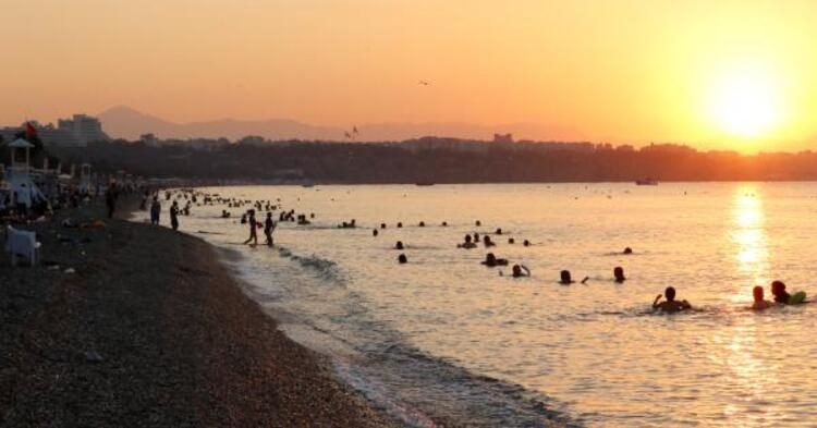 Antalya'da şaşırtan görüntü! Sıcaktan bunalan vatandaşlar Konyaaltı Sahili'nde sabahladı 13