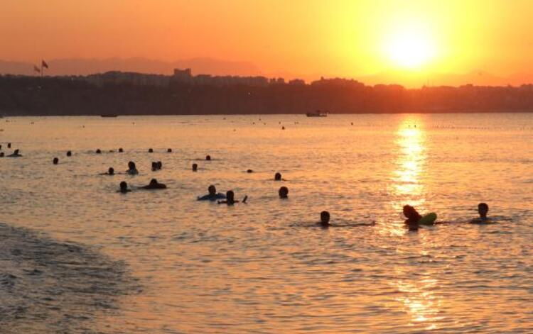 Antalya'da şaşırtan görüntü! Sıcaktan bunalan vatandaşlar Konyaaltı Sahili'nde sabahladı 14