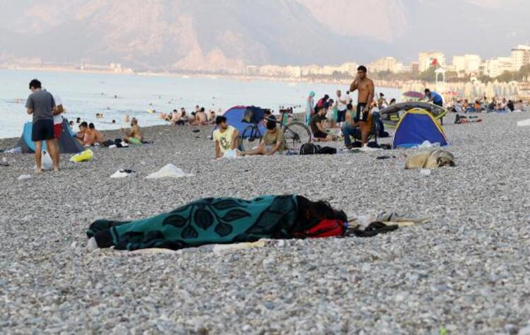 Antalya'da şaşırtan görüntü! Sıcaktan bunalan vatandaşlar Konyaaltı Sahili'nde sabahladı 2