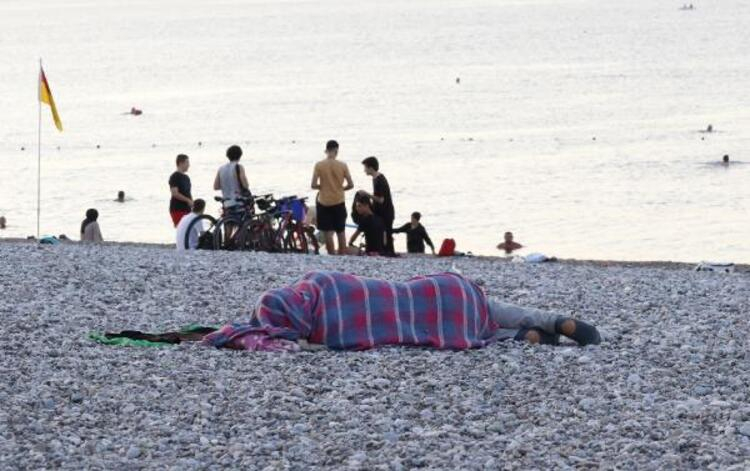 Antalya'da şaşırtan görüntü! Sıcaktan bunalan vatandaşlar Konyaaltı Sahili'nde sabahladı 3