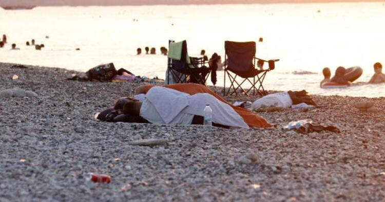 Antalya'da şaşırtan görüntü! Sıcaktan bunalan vatandaşlar Konyaaltı Sahili'nde sabahladı 5