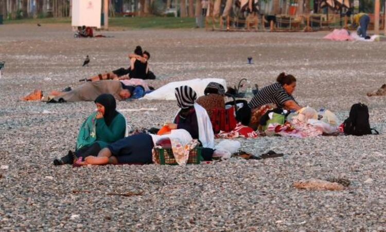 Antalya'da şaşırtan görüntü! Sıcaktan bunalan vatandaşlar Konyaaltı Sahili'nde sabahladı 6