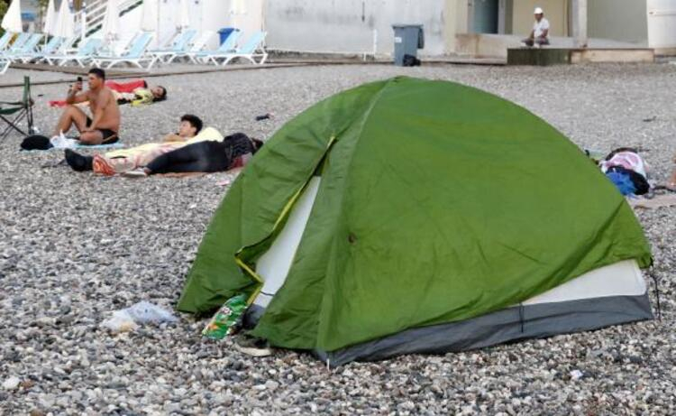 Antalya'da şaşırtan görüntü! Sıcaktan bunalan vatandaşlar Konyaaltı Sahili'nde sabahladı 7