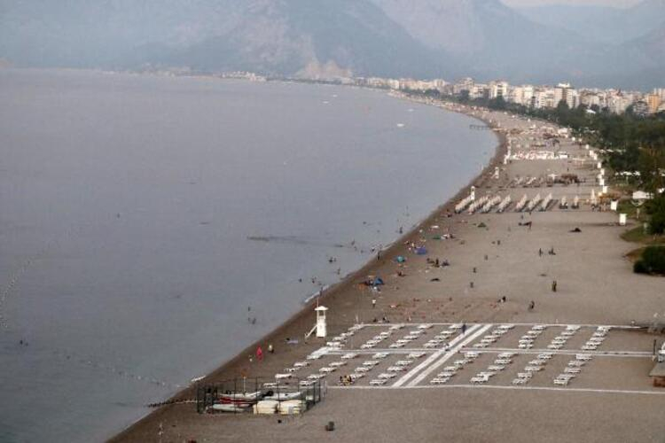 Antalya'da şaşırtan görüntü! Sıcaktan bunalan vatandaşlar Konyaaltı Sahili'nde sabahladı 9