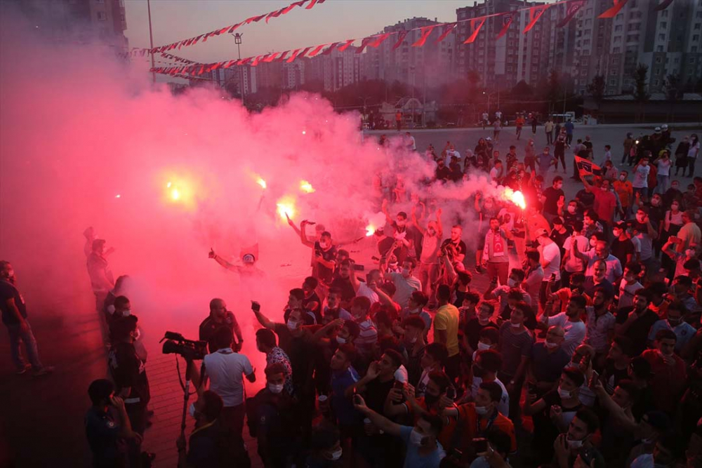 Medipol Başakşehir, şampiyonluğunu taraftarlarıyla doyasıya kutladı 18