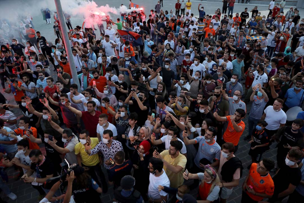 Medipol Başakşehir, şampiyonluğunu taraftarlarıyla doyasıya kutladı 2