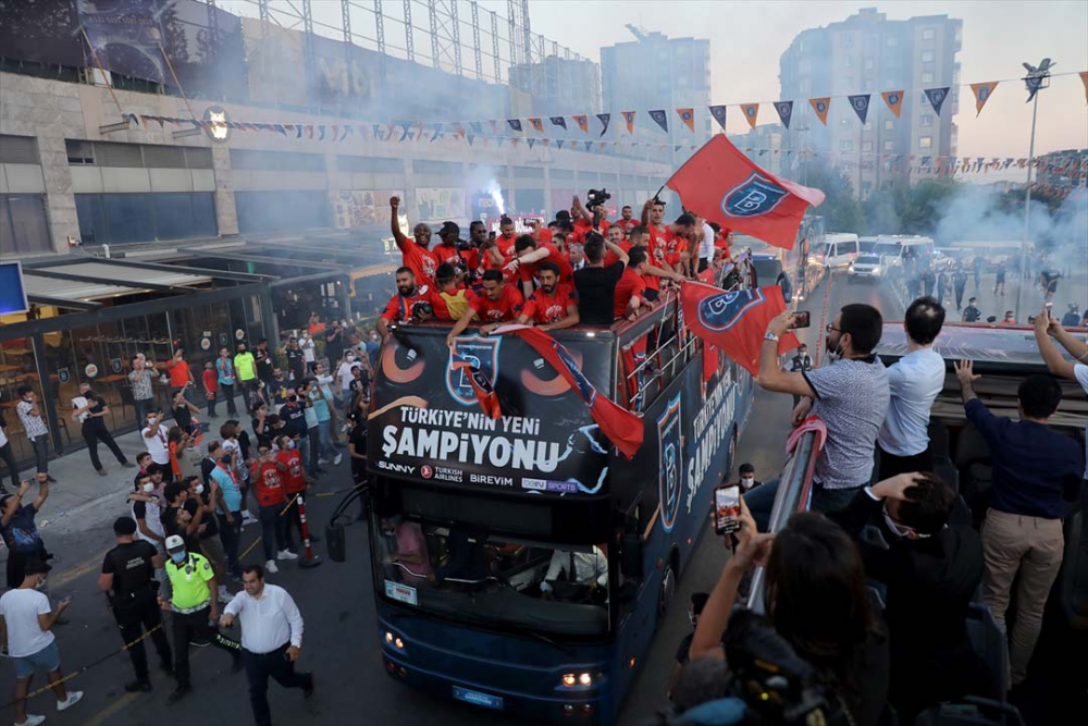 Medipol Başakşehir, şampiyonluğunu taraftarlarıyla doyasıya kutladı 4