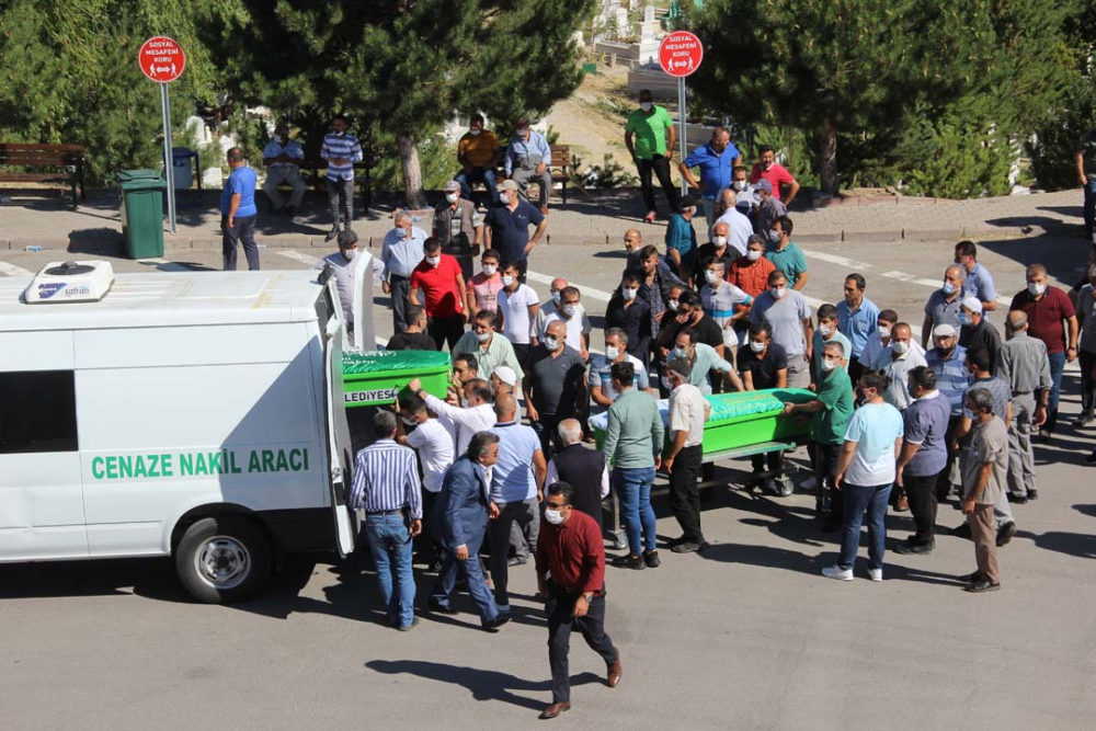 Sivas'ta yürek yakan görüntüler! Aynı aileden 4 kişi toprağa verildi 1