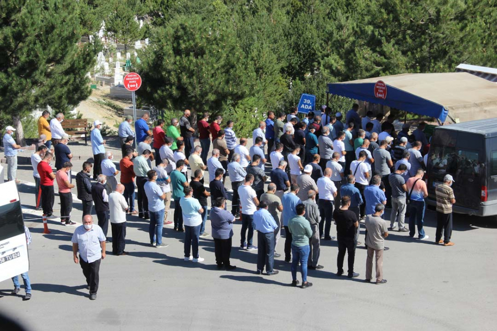 Sivas'ta yürek yakan görüntüler! Aynı aileden 4 kişi toprağa verildi 2